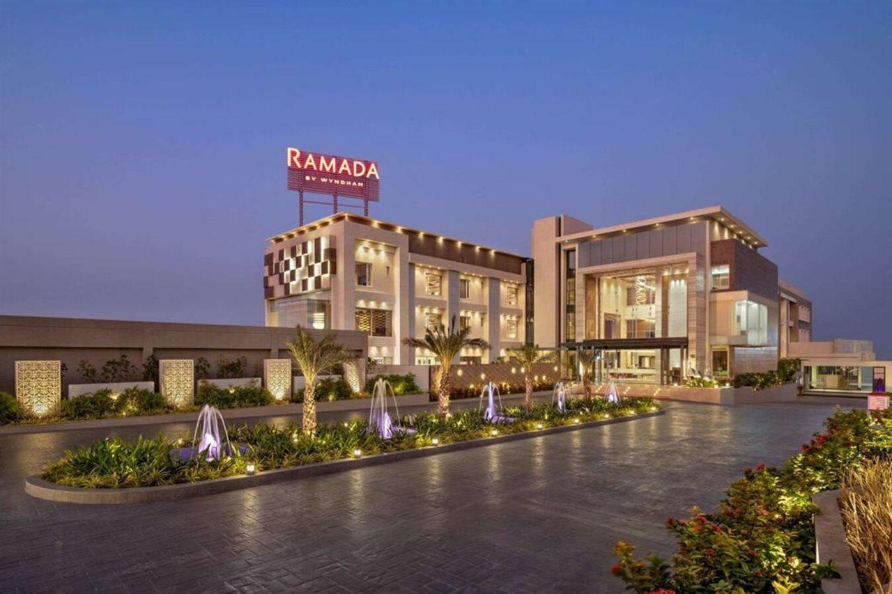 Отель Ramada By Wyndham Gandhidham Shinay Экстерьер фото