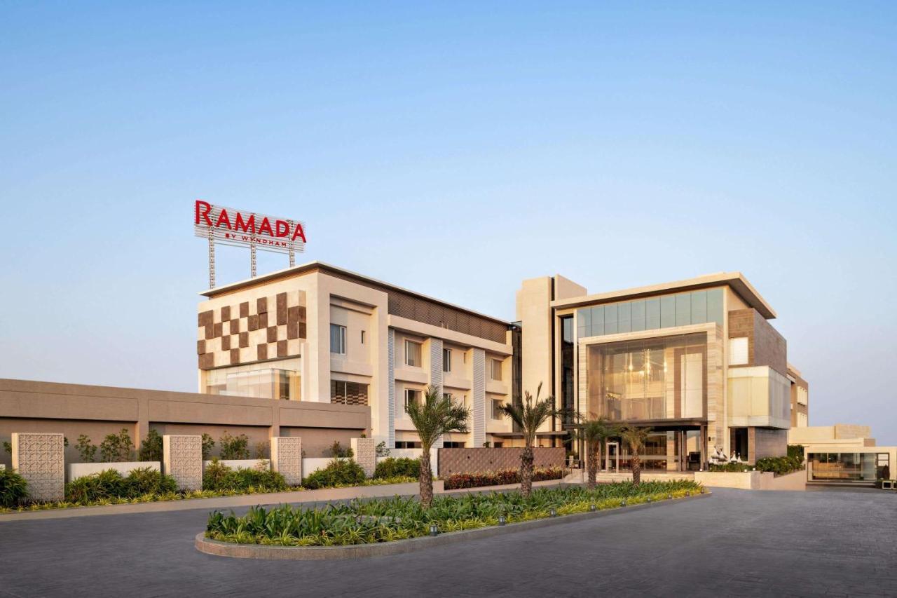 Отель Ramada By Wyndham Gandhidham Shinay Экстерьер фото