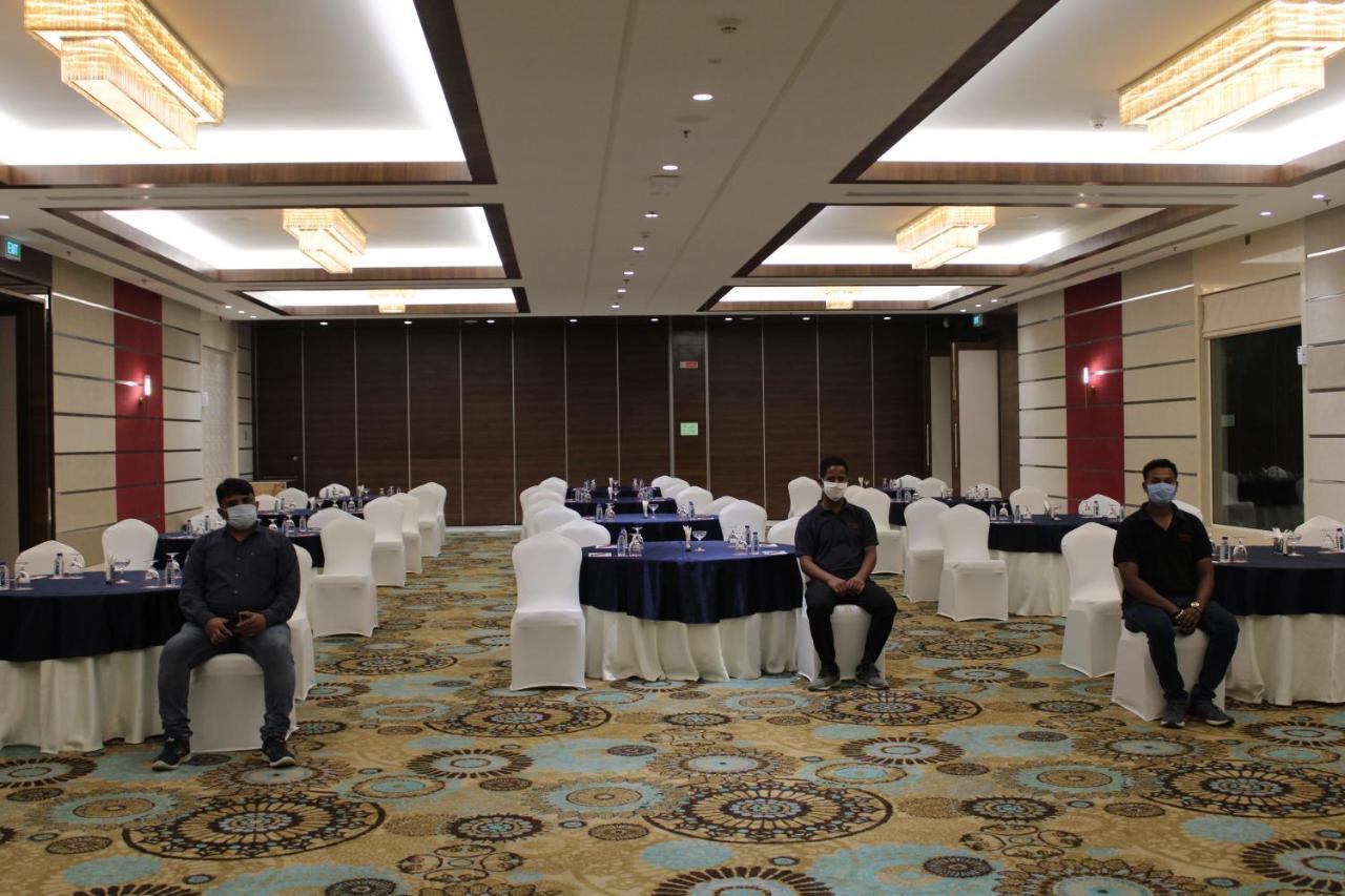 Отель Ramada By Wyndham Gandhidham Shinay Экстерьер фото